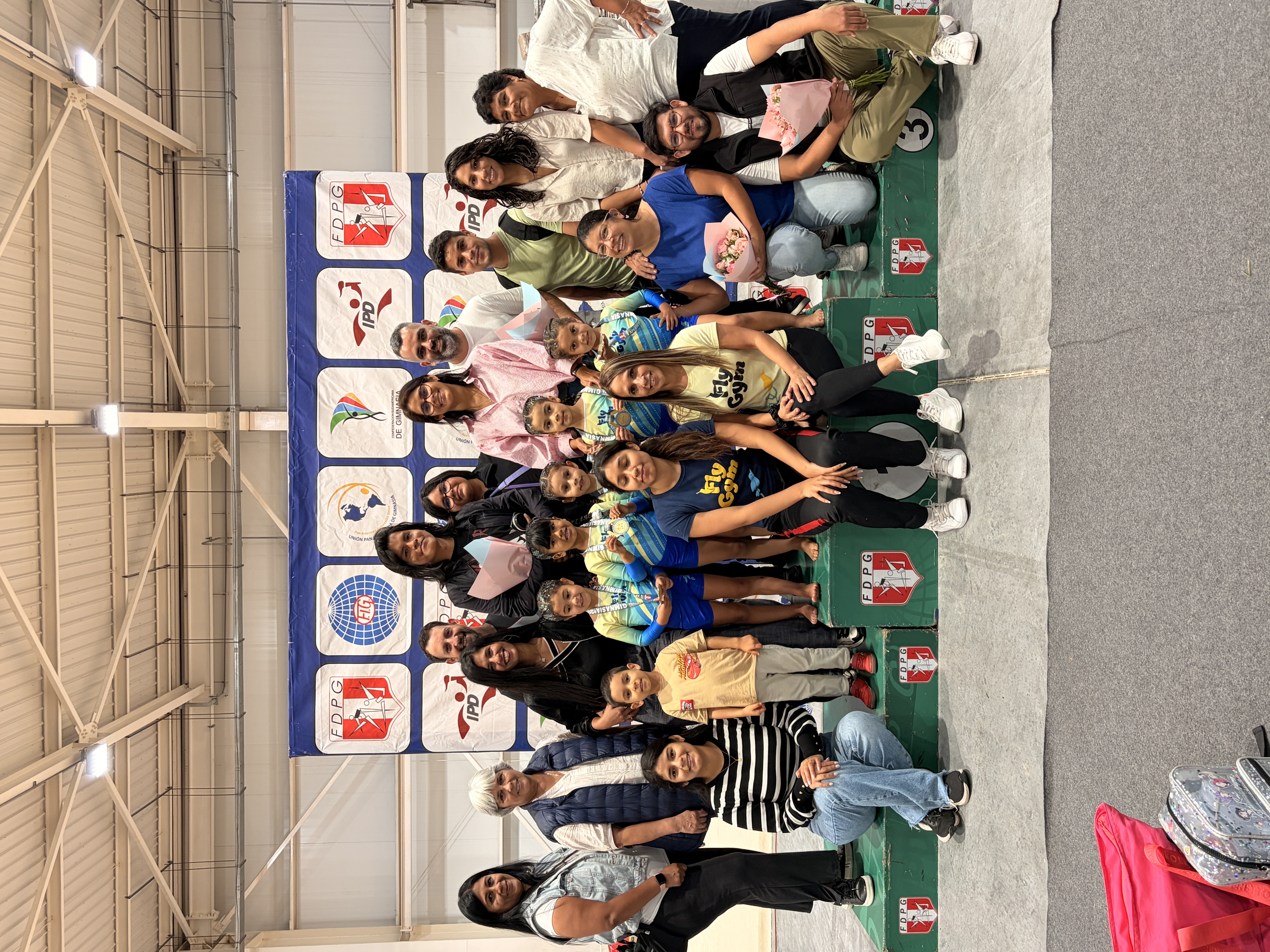 Familias celebrando con sus hijas